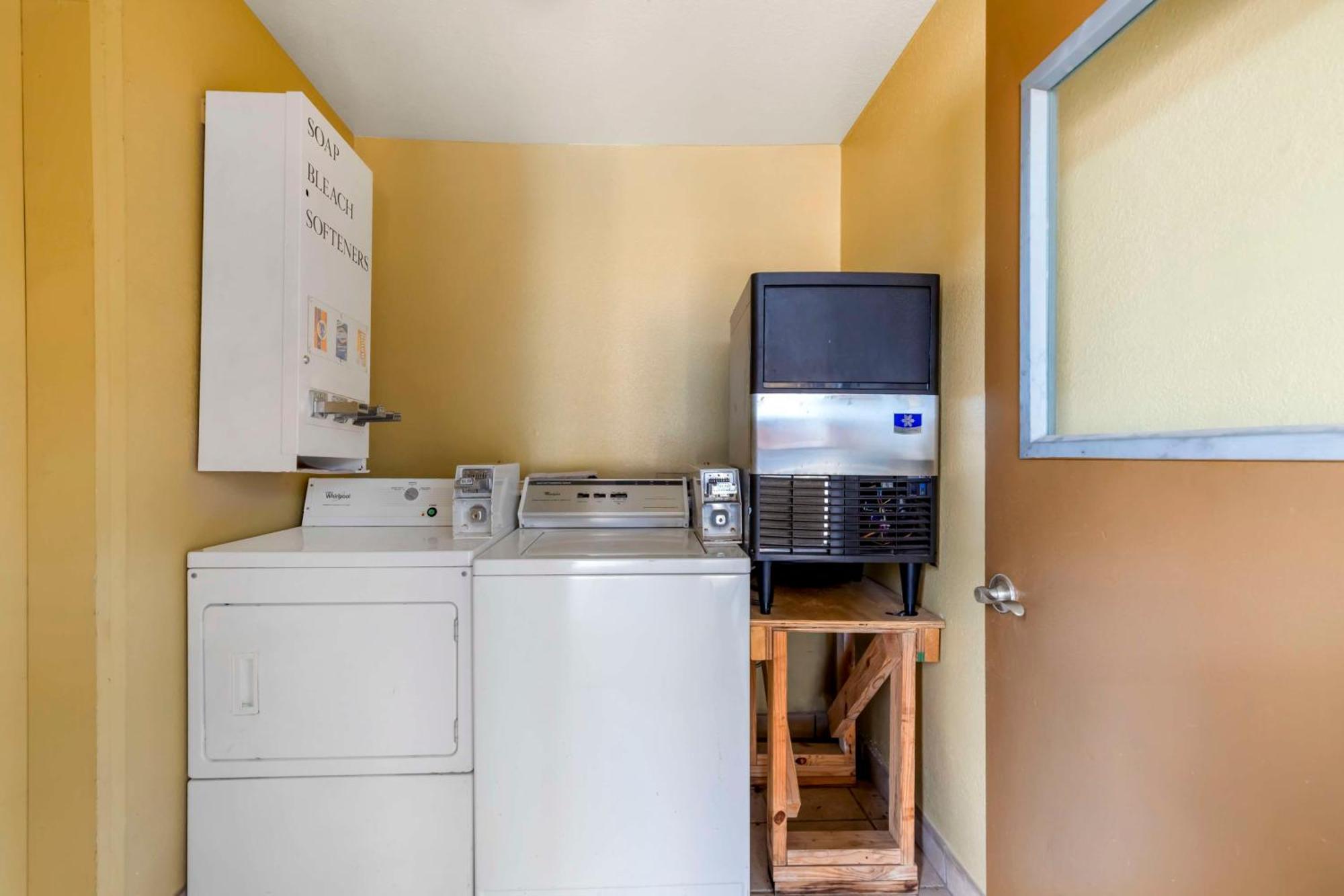 Best Western Executive Inn Hallettsville Екстер'єр фото